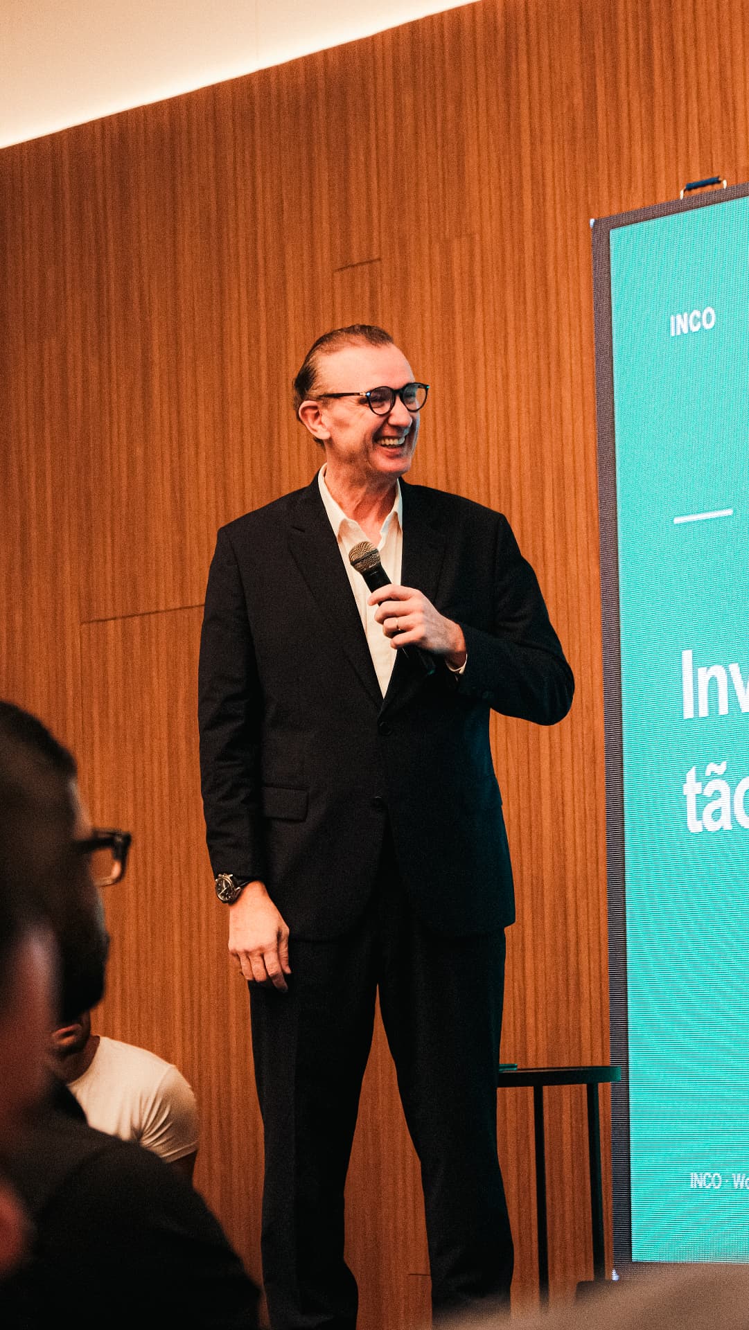 Anthonio Araujo Jr. durante apresentação em evento corporativo