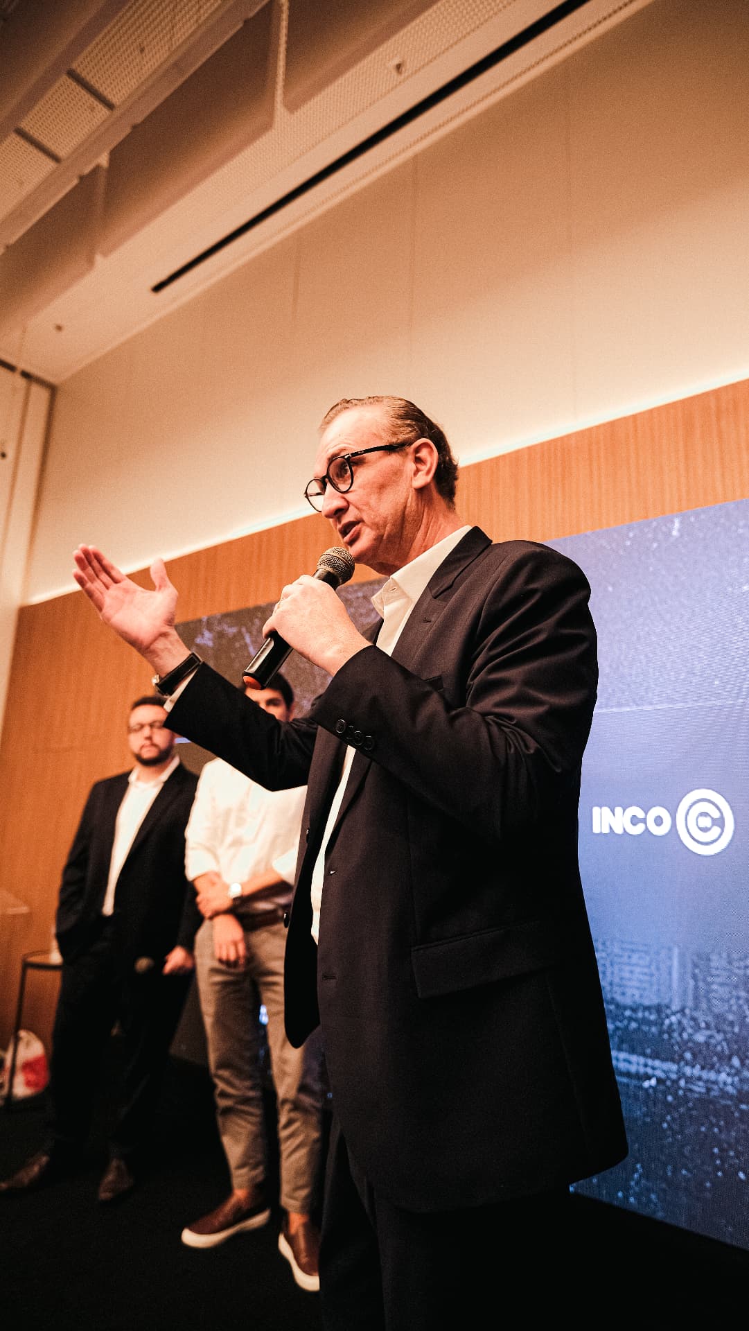Anthonio Araujo Jr. em painel de discussão sobre mercado